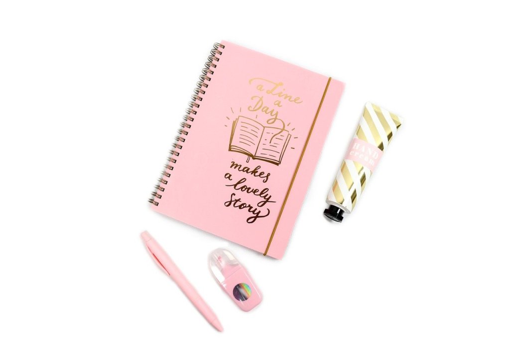Un carnet de note rose, un stylo, un surligneur et un tube de peinture. Idéal pour noter vos impressions après un entretien raté.