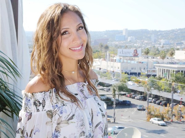 Kristel Khalil souriante pose dans un décor ensoleillé