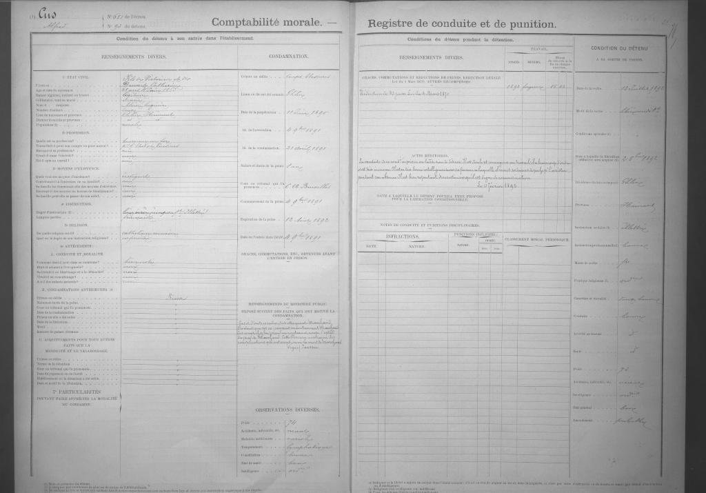 ouble page ouverte d'un grand registre d'archives officiel imprimé avec des sections complétées à la main. En haut à gauche, on lit le nom "Cus Alfred" et les titres "Comptabilité morale" et "Registre de conduite et de punition" séparent le document en plusieurs colonnes de renseignements administratifs et comportementaux.