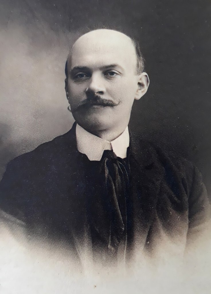 Portrait photographique de Georges Verlaine avec moustache et veste sombre, cliché par le photographe Robert vers 1920