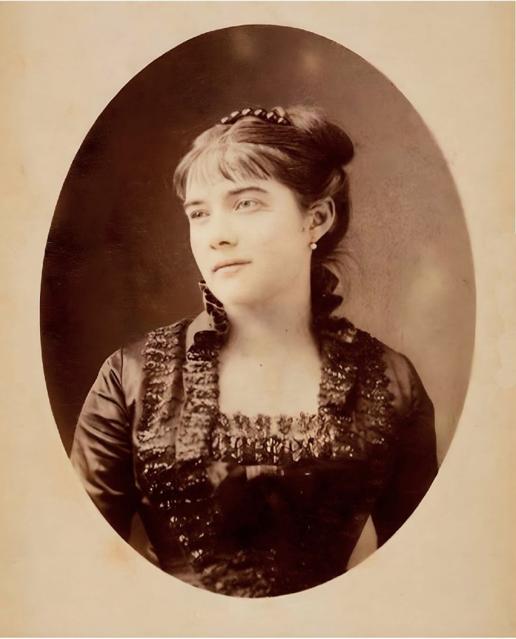 Portrait photographique en sépia de la jeune Mathilde Mauté, épouse de Paul Verlaine, présentée dans un cadre ovale